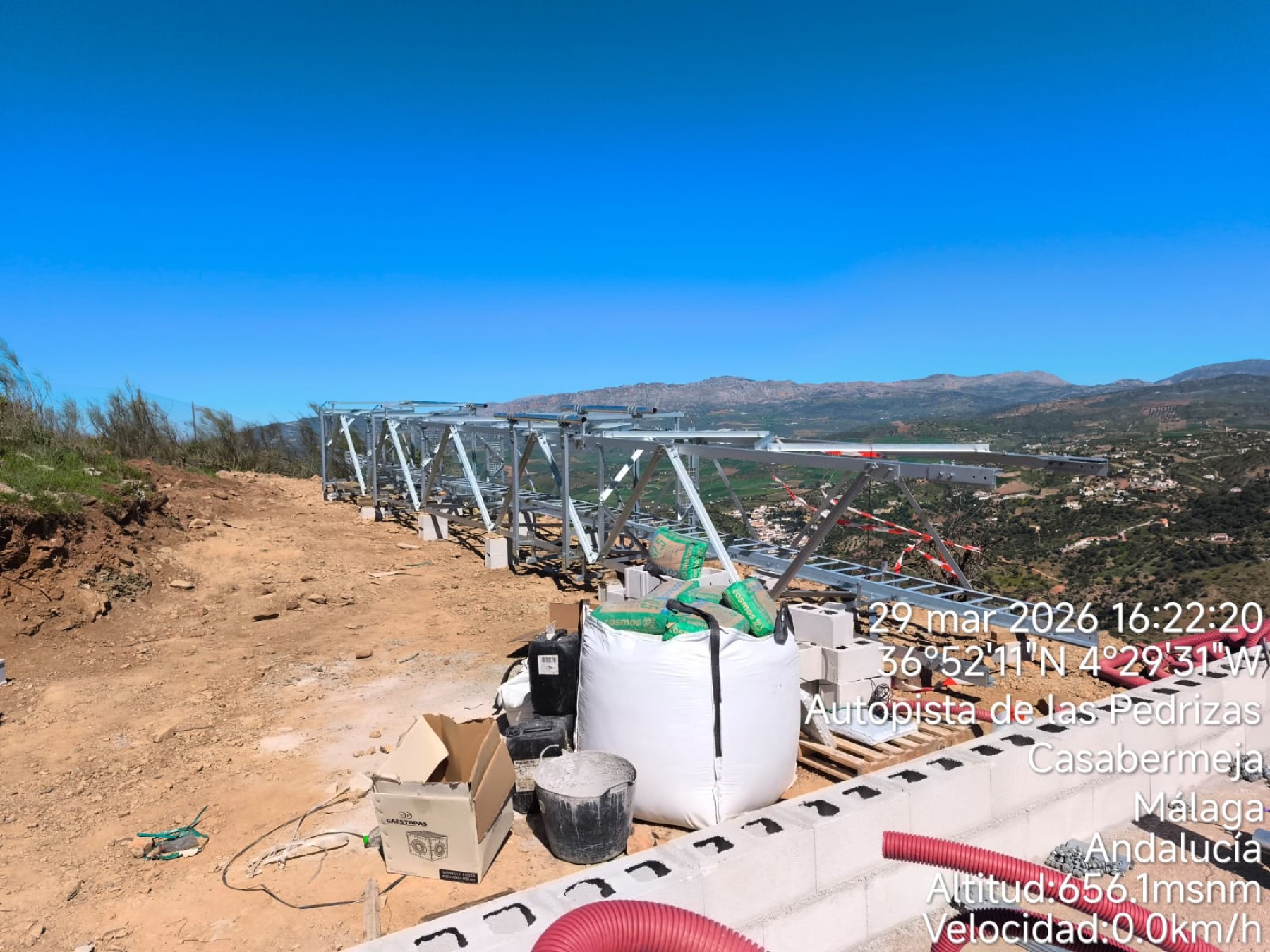 Estructura galvanizada sobre el terreno