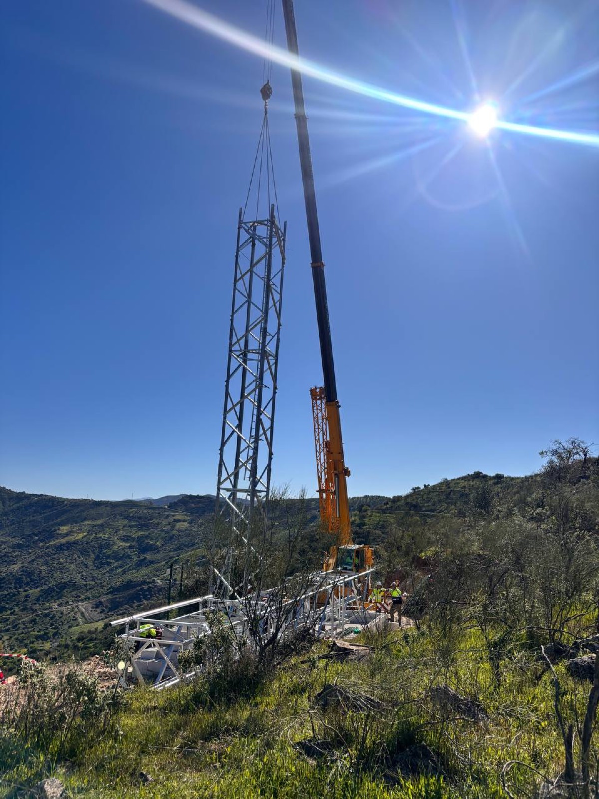 Montaje de torre con grúa