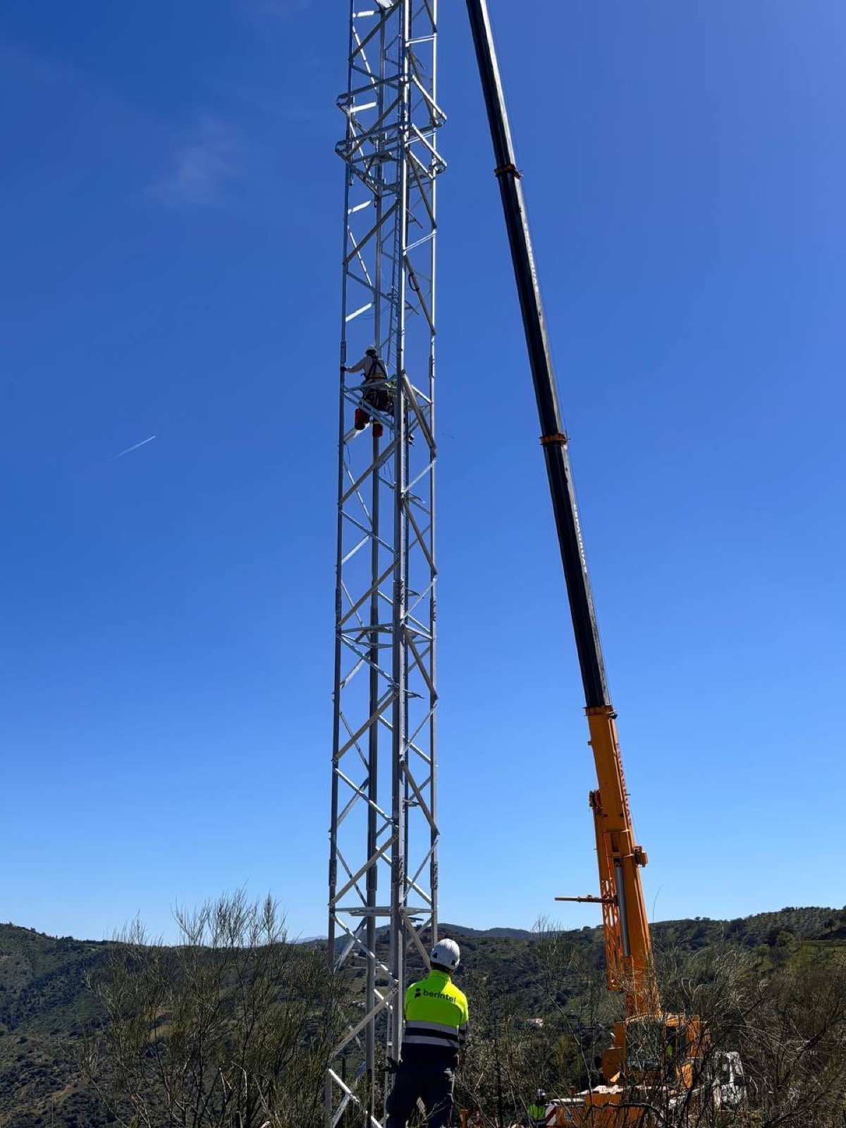 Técnico de Berintel junto a una torre de telecomunicaciones